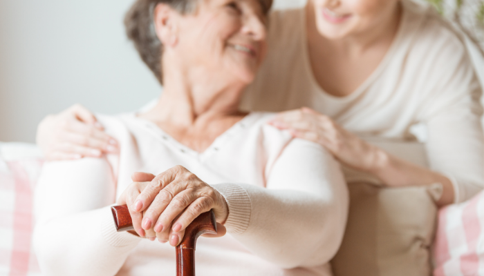 Osteoporosis en la menopausia; por qué ocurre y tres consejos para su prevención